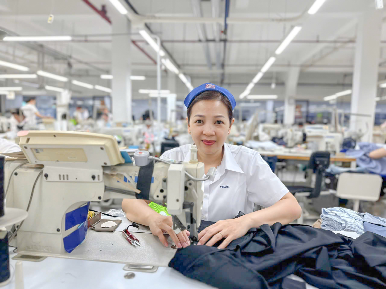 Phía xí nghiệp đảm bảo điều kiện làm việc an toàn cho người lao động bằng các thiết bị tối tân