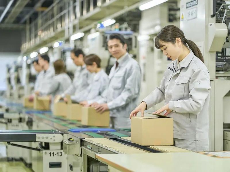 thực tập sinh 3 năm, Đóng gói, Shizuoka, Chubu, Đóng gói công nghiệp - Shizuoka: Tuyển 2 nam (20-29 tuổi), 2 nữ (20-30 tuổi). Công việc: lắp ráp, đóng gói gương ô tô. Tốt nghiệp cấp 3 trở lên. Không yêu cầu tay nghề. Không nhận hình xăm. Lương cơ bản 17 man/tháng, về tay 16-20 man/tháng. Làm thêm nhiều. Ngày dự kiến tuyển 17/09/2025.