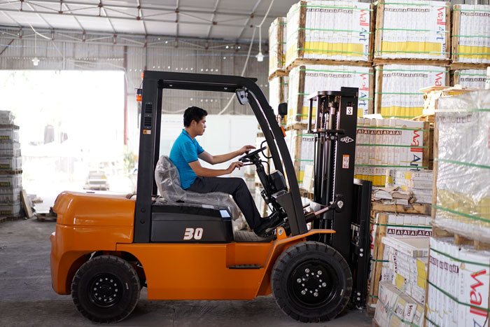 đặc định đầu nhật tiếng yếu, Lái xe nâng, Aichi, 2 Cả nam và nữ, Vận tải - Aichi: Tuyển 2 nam dưới 70 tuổi. Công việc lái xe giao hàng thiết bị tinh vi và vật liệu xây dựng chủ yếu trong khu vực Tokai. Lương tháng 236,800-288,500 yên. Có hướng dẫn đào tạo người mới.